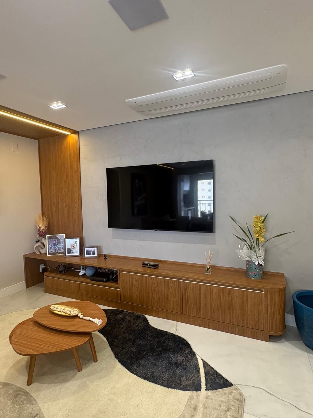 Living com painel ripado em madeira e home theater — projeto Marbi